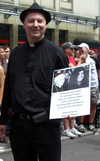 Bischof Ralph Napierski demonstriert für den Papst Benedikt XVI